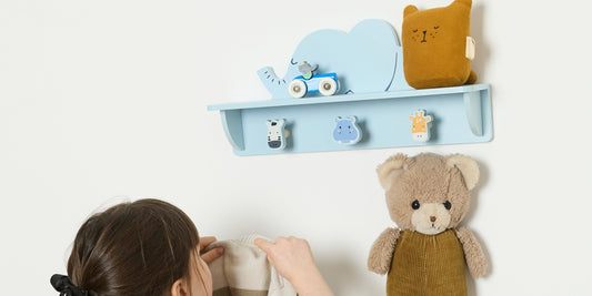 Wie unabhängiges Anziehen Selbstvertrauen aufbaut: Die Wissenschaft hinter der Montessori Kindergarderobe